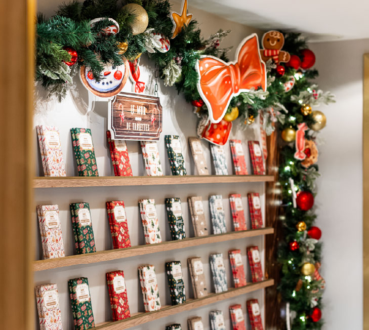 Identité visuelle packaging merchandising scénographie Noël 2023 L'Éclair de Génie Mur de tablette