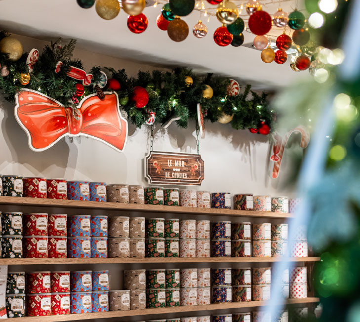 Identité visuelle packaging  merchandising scénographie Noël 2023 L'Éclair de Génie Mur de cookies